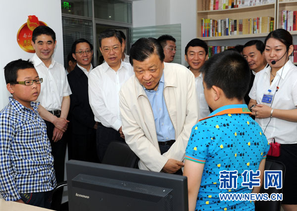 7月17日至19日，中共中央政治局常委、中央書記處書記劉云山在青海調(diào)研。這是7月18日，劉云山在西寧市南山西社區(qū)調(diào)研。 新華社記者饒愛民 攝