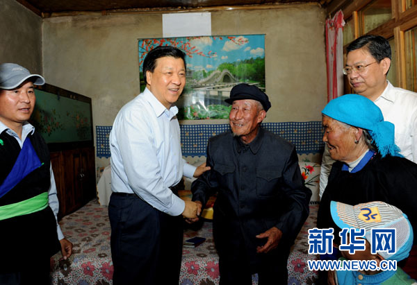 7月17日至19日，中共中央政治局常委、中央書記處書記劉云山在青海調(diào)研。這是7月17日，劉云山在海東市互助土族自治縣東山鄉(xiāng)白牙合村看望老黨員。新華社記者 饒愛民 攝