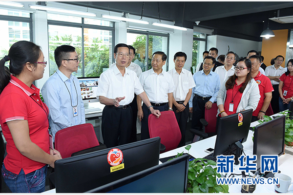 9月16日至18日，中共中央政治局常委、國(guó)務(wù)院副總理張高麗在廣西調(diào)研。這是9月17日，張高麗在南寧美麗傳說(shuō)公司調(diào)研承接產(chǎn)業(yè)轉(zhuǎn)移和開(kāi)展跨境電子商務(wù)情況。 新華社記者張鐸攝 