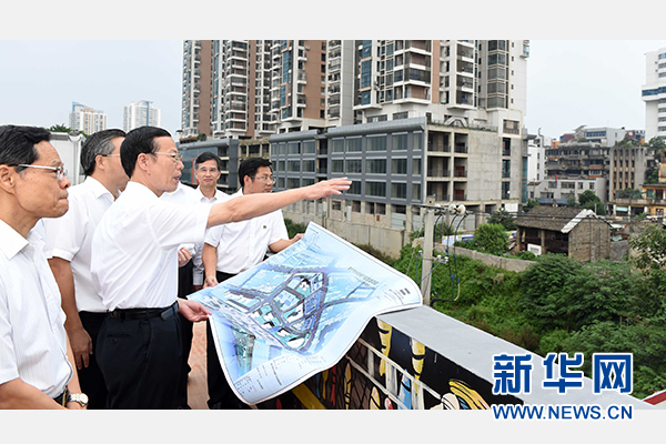 9月16日至18日，中共中央政治局常委、國(guó)務(wù)院副總理張高麗在廣西調(diào)研。這是9月16日，張高麗實(shí)地考察南寧水街棚戶區(qū)改造項(xiàng)目現(xiàn)場(chǎng)。 新華社記者張鐸攝 
