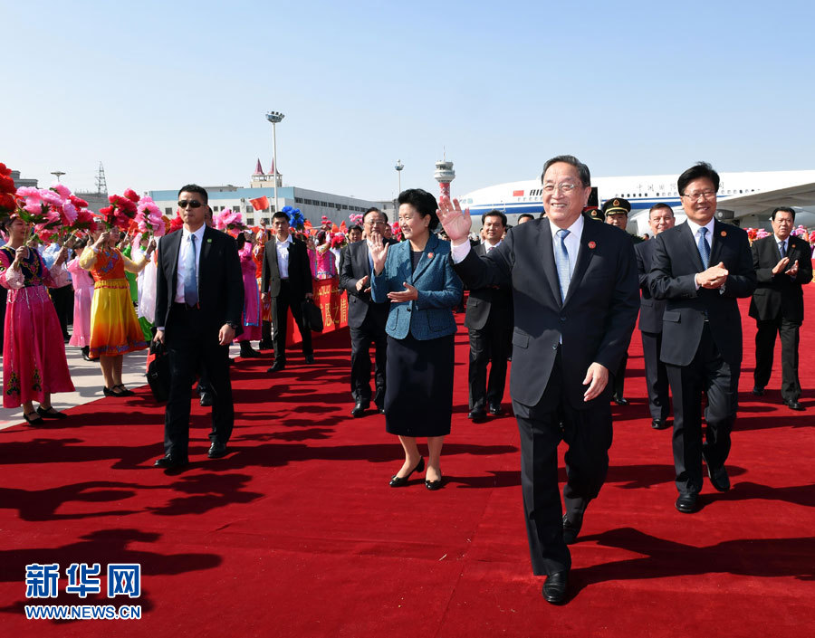  9月25日，以中共中央政治局常委、全國(guó)政協(xié)主席俞正聲為團(tuán)長(zhǎng)的中央代表團(tuán)飛抵烏魯木齊，出席新疆維吾爾自治區(qū)成立60周年慶?；顒?dòng)。新華社記者 饒愛民 攝