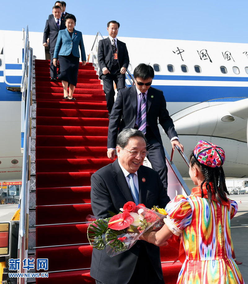 9月25日，以中共中央政治局常委、全國(guó)政協(xié)主席俞正聲為團(tuán)長(zhǎng)的中央代表團(tuán)飛抵烏魯木齊，出席新疆維吾爾自治區(qū)成立60周年慶?；顒?dòng)。新華社記者 饒愛民 攝