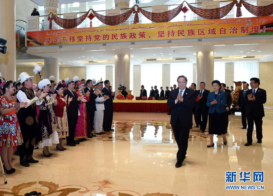 9月25日，中共中央政治局常委、全國政協(xié)主席、中央代表團團長俞正聲率中央代表團出席向新疆維吾爾自治區(qū)贈送紀念品儀式。 新華社記者饒愛民 攝 