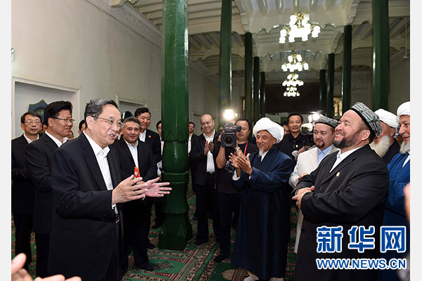 9月26日，中共中央政治局常委、全國政協(xié)主席、中央代表團(tuán)團(tuán)長俞正聲率中央代表團(tuán)部分成員赴喀什看望各族干部群眾。這是俞正聲等來到喀什市艾提尕爾清真寺，與喀什地區(qū)宗教人士代表交流。新華社記者 饒愛民 攝  