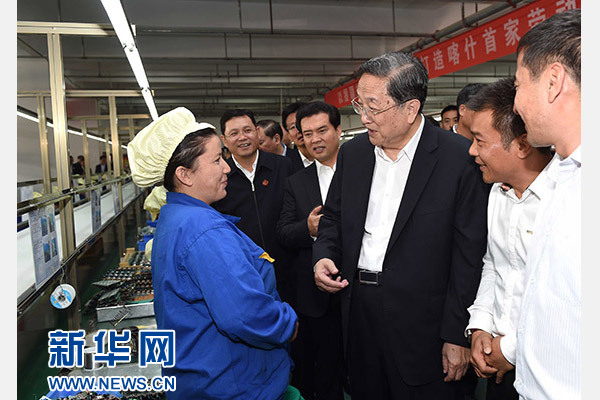 這是俞正聲等在喀什經(jīng)濟(jì)開發(fā)區(qū)深圳產(chǎn)業(yè)園視察電子產(chǎn)品生產(chǎn)線，并與現(xiàn)場(chǎng)工人親切交流。新華社記者 饒愛民 攝