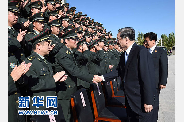 這是俞正聲等赴南疆軍區(qū)慰問，會(huì)見官兵代表。新華社記者 饒愛民 攝