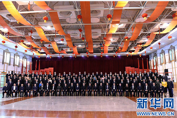 這是俞正聲同喀什地區(qū)有關(guān)負(fù)責(zé)同志、各界人士代表、援疆干部代表合影留念。新華社記者 饒愛民 攝