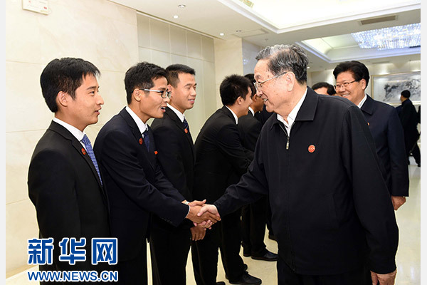 這是俞正聲會(huì)見在喀什地區(qū)鄉(xiāng)鎮(zhèn)工作的內(nèi)地高校畢業(yè)生代表。新華社記者 饒愛民 攝
