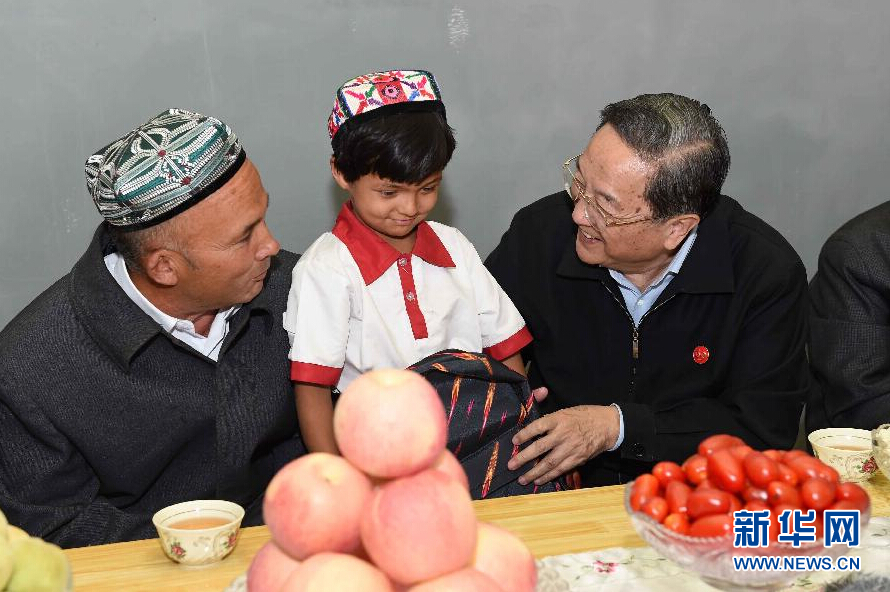 9月27日，中共中央政治局常委、全國政協(xié)主席、中央代表團團長俞正聲率中央代表團部分成員赴喀什地區(qū)莎車縣看望各族干部群眾。這是俞正聲到新疆生產(chǎn)建設(shè)兵團第三師莎車農(nóng)場維吾爾族團場職工家中看望，并向小朋友贈送學(xué)習(xí)用品。新華社記者 饒愛民 攝