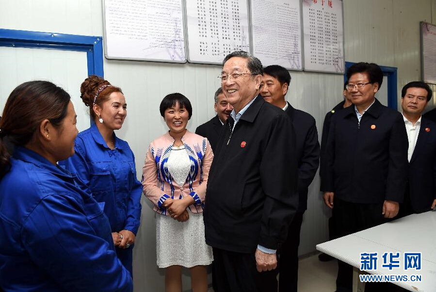 9月27日，中共中央政治局常委、全國政協(xié)主席、中央代表團團長俞正聲率中央代表團部分成員來到新疆英吉沙縣喀什中興手套有限公司考察。新華社記者 饒愛民 攝 