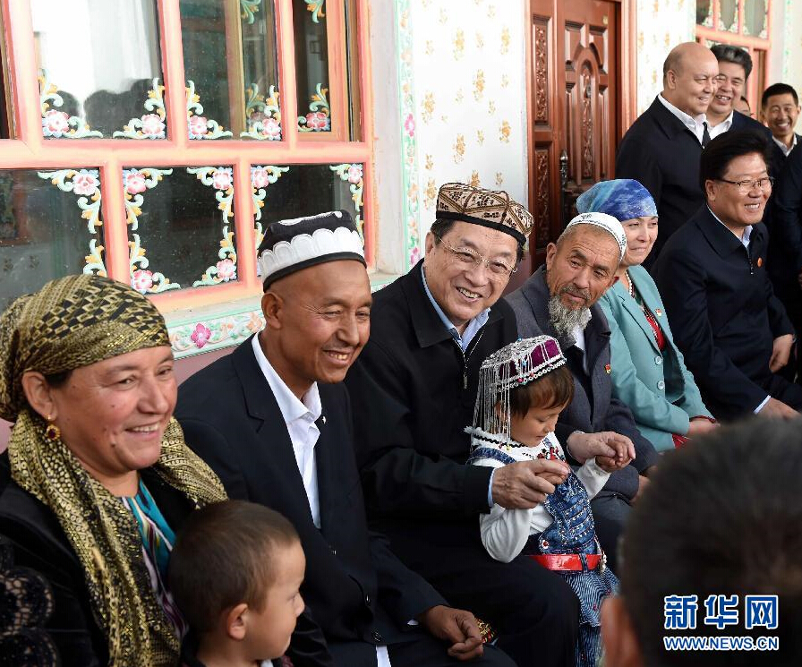 9月27日，中共中央政治局常委、全國政協(xié)主席、中央代表團團長俞正聲率中央代表團部分成員赴喀什地區(qū)莎車縣看望各族干部群眾。這是俞正聲在莎車縣艾力西湖鎮(zhèn)21村看望維吾爾族村民阿布來提&middot;阿不力孜一家。新華社記者 饒愛民 攝