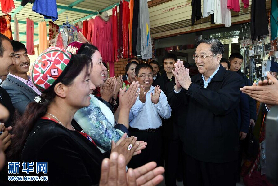 9月27日，中共中央政治局常委、全國政協(xié)主席、中央代表團團長俞正聲率中央代表團部分成員赴喀什地區(qū)莎車縣看望各族干部群眾。這是俞正聲在莎車縣艾力西湖鎮(zhèn)21村看望慰問維吾爾族群眾。新華社記者 饒愛民 攝