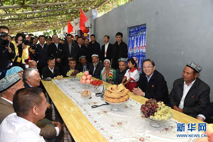 9月27日，中共中央政治局常委、全國政協(xié)主席、中央代表團團長俞正聲率中央代表團部分成員赴喀什地區(qū)莎車縣看望各族干部群眾。這是俞正聲到新疆生產(chǎn)建設(shè)兵團第三師莎車農(nóng)場維吾爾族團場職工家中看望。新華社記者 饒愛民 攝