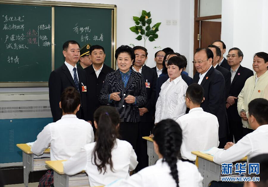 9月27日，中共中央政治局委員、國務(wù)院副總理、中央代表團(tuán)副團(tuán)長(zhǎng)劉延?xùn)|率中央代表團(tuán)分團(tuán)，帶著黨中央、國務(wù)院的親切關(guān)懷和全國各族人民的深切情誼，來到和田地區(qū)、阿克蘇地區(qū)慰問各族干部群眾，并祝賀大家中秋節(jié)快樂。這是劉延?xùn)|視察對(duì)口援建的和田天津中學(xué)。新華社記者 張領(lǐng) 攝