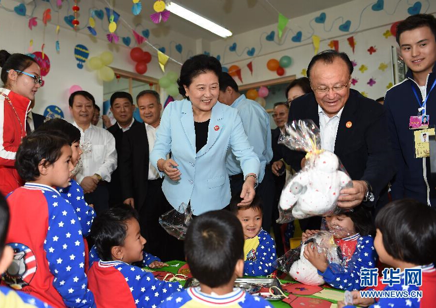 9月27日，中共中央政治局委員、國務(wù)院副總理、中央代表團(tuán)副團(tuán)長(zhǎng)劉延?xùn)|率中央代表團(tuán)分團(tuán)，帶著黨中央、國務(wù)院的親切關(guān)懷和全國各族人民的深切情誼，來到和田地區(qū)、阿克蘇地區(qū)慰問各族干部群眾，并祝賀大家中秋節(jié)快樂。這是劉延?xùn)|在阿克蘇市&ldquo;雙語&rdquo;幼兒園與孩子們?cè)谝黄?。新華社記者 張領(lǐng) 攝