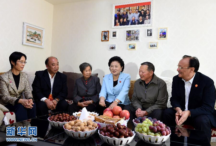 9月27日，中共中央政治局委員、國務(wù)院副總理、中央代表團(tuán)副團(tuán)長(zhǎng)劉延?xùn)|率中央代表團(tuán)分團(tuán)，帶著黨中央、國務(wù)院的親切關(guān)懷和全國各族人民的深切情誼，來到和田地區(qū)、阿克蘇地區(qū)慰問各族干部群眾，并祝賀大家中秋節(jié)快樂。這是劉延?xùn)|來到新疆生產(chǎn)建設(shè)兵團(tuán)第一師五團(tuán)團(tuán)場(chǎng)退休職工包春祥家中慰問。新華社記者 張領(lǐng) 攝