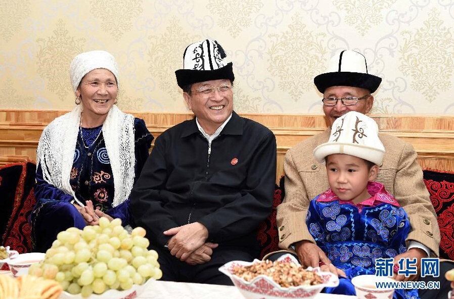 9月28日，中共中央政治局常委、全國(guó)政協(xié)主席、中央代表團(tuán)團(tuán)長(zhǎng)俞正聲率中央代表團(tuán)部分成員赴祖國(guó)最西端的新疆克孜勒蘇柯爾克孜自治州看望慰問各族干部群眾。這是俞正聲來到阿圖什市光明街道辦事處團(tuán)結(jié)路社區(qū)看望柯爾克孜族居民。新華社記者 饒愛民 攝