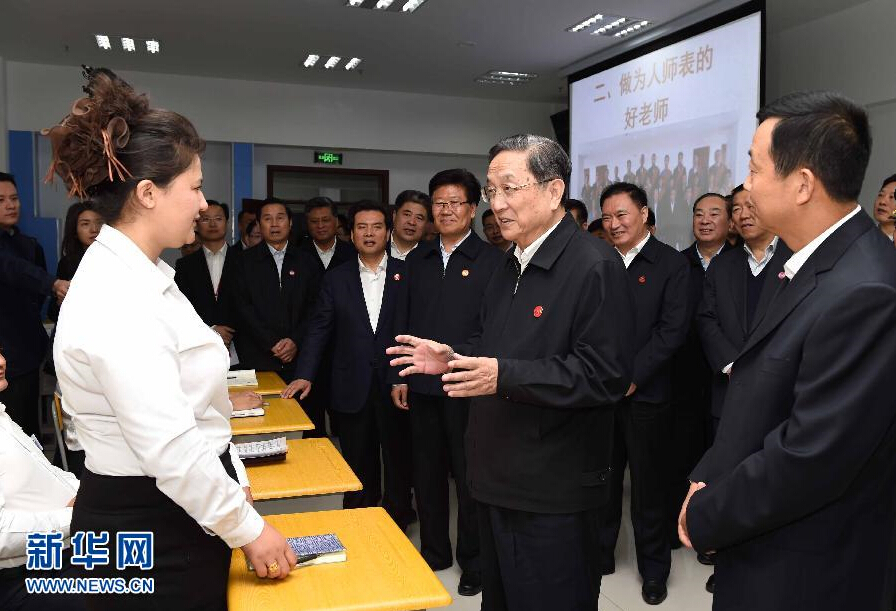9月28日，中共中央政治局常委、全國(guó)政協(xié)主席、中央代表團(tuán)團(tuán)長(zhǎng)俞正聲率中央代表團(tuán)部分成員赴祖國(guó)最西端的新疆克孜勒蘇柯爾克孜自治州看望慰問各族干部群眾。這是俞正聲來到克州雙語(yǔ)師資培訓(xùn)學(xué)校，與老師、學(xué)員交流談心。新華社記者 饒愛民 攝