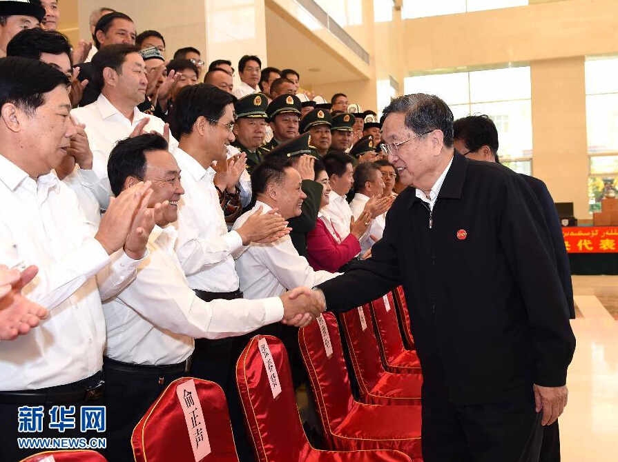 9月28日，中共中央政治局常委、全國(guó)政協(xié)主席、中央代表團(tuán)團(tuán)長(zhǎng)俞正聲率中央代表團(tuán)部分成員赴祖國(guó)最西端的新疆克孜勒蘇柯爾克孜自治州看望慰問各族干部群眾。這是俞正聲接見克州有關(guān)負(fù)責(zé)同志、各界人士代表和援疆干部代表。新華社記者 饒愛民 攝