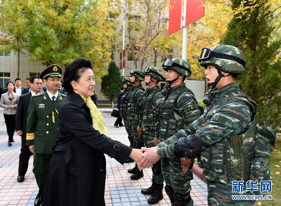 9月28日，中共中央政治局委員、國(guó)務(wù)院副總理、中央代表團(tuán)副團(tuán)長(zhǎng)劉延?xùn)|率中央代表團(tuán)分團(tuán)赴阿克蘇地區(qū)、伊犁哈薩克自治州慰問(wèn)，與各族干部群眾共度節(jié)日、共享歡樂(lè)。這是劉延?xùn)|在伊犁武警8660部隊(duì)駐地慰問(wèn)官兵。新華社記者張領(lǐng)攝