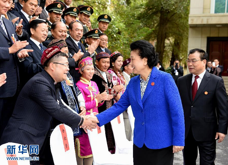 9月28日，中共中央政治局委員、國(guó)務(wù)院副總理、中央代表團(tuán)副團(tuán)長(zhǎng)劉延?xùn)|率中央代表團(tuán)分團(tuán)赴阿克蘇地區(qū)、伊犁哈薩克自治州慰問(wèn)，與各族干部群眾共度節(jié)日、共享歡樂(lè)。這是劉延?xùn)|接見(jiàn)伊犁黨政軍負(fù)責(zé)同志和各族各界人士、先進(jìn)模范、援疆干部代表等。新華社記者張領(lǐng)攝
