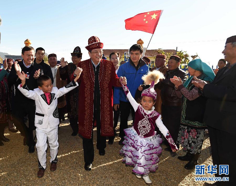 9月29日，中共中央政治局常委、全國政協(xié)主席、中央代表團(tuán)團(tuán)長俞正聲率中央代表團(tuán)部分成員赴阿勒泰地區(qū)看望各族干部群眾。這是俞正聲來到布爾津縣也拉曼牧民定居新村看望哈薩克族牧民。新華社記者 高潔 攝
