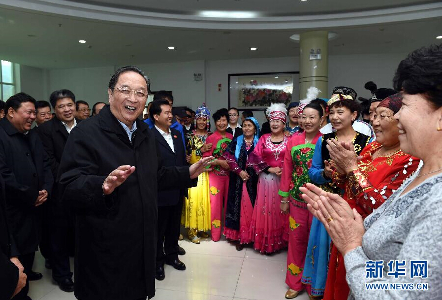 9月29日，中共中央政治局常委、全國政協(xié)主席、中央代表團(tuán)團(tuán)長俞正聲率中央代表團(tuán)部分成員赴阿勒泰地區(qū)看望各族干部群眾。這是俞正聲來到阿勒泰地區(qū)老年人活動(dòng)中心慰問群眾。新華社記者 饒愛民 攝