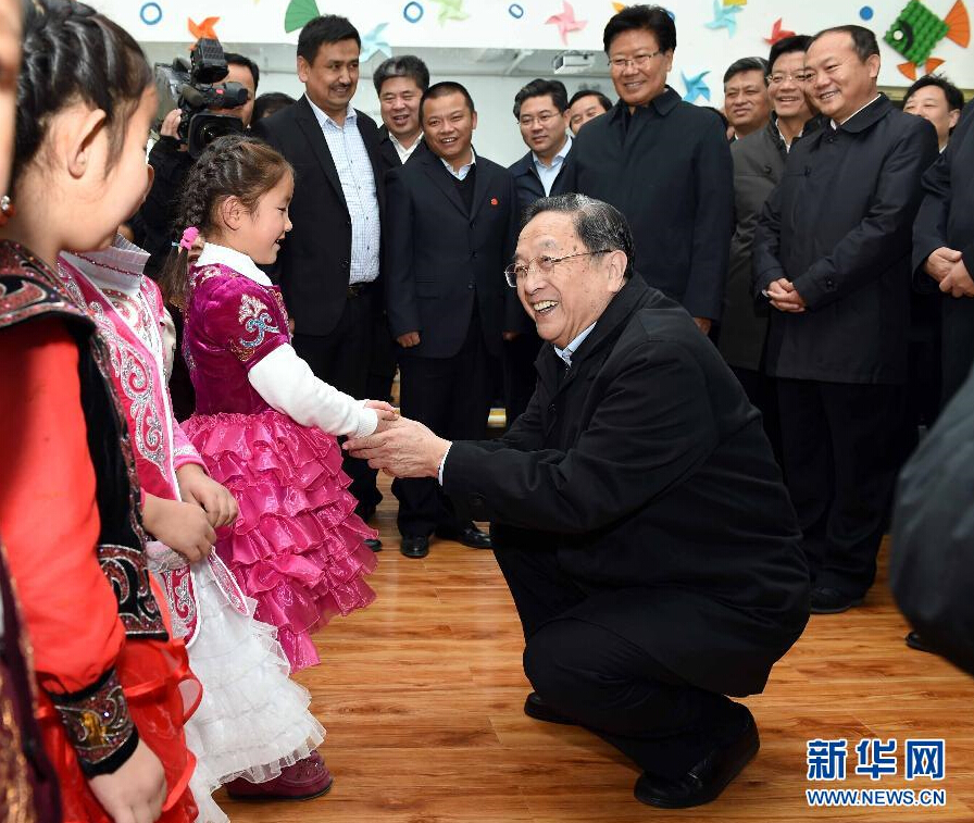 9月29日，中共中央政治局常委、全國政協(xié)主席、中央代表團(tuán)團(tuán)長俞正聲率中央代表團(tuán)部分成員赴阿勒泰地區(qū)看望各族干部群眾。這是俞正聲來到布爾津縣也拉曼牧民定居新村幼兒園，同小朋友交流。新華社記者 饒愛民 攝