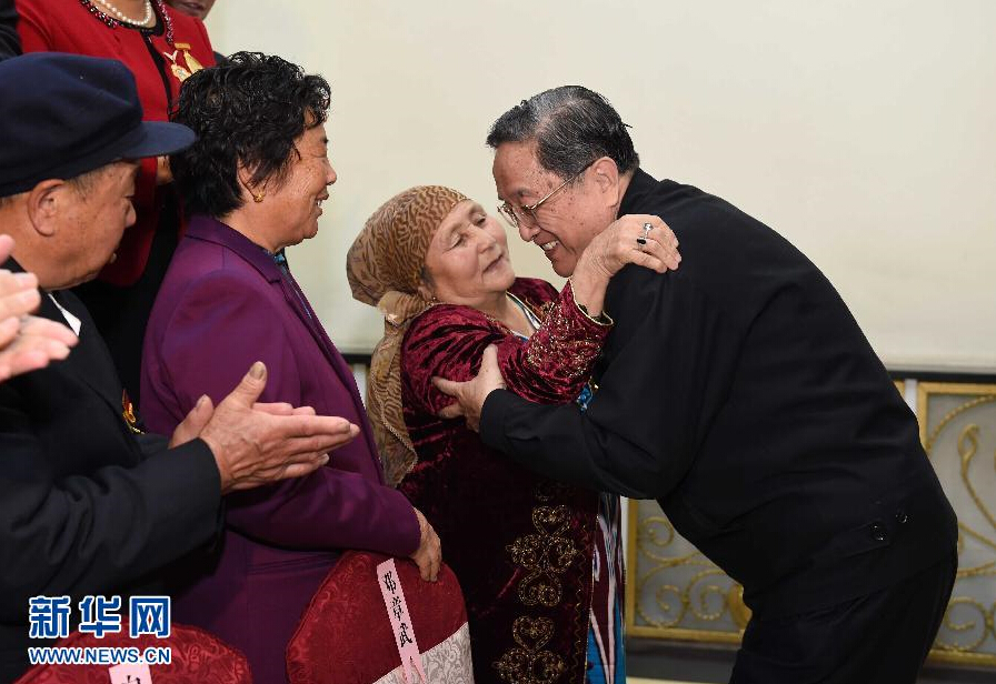 9月29日，中共中央政治局常委、全國政協(xié)主席、中央代表團(tuán)團(tuán)長俞正聲率中央代表團(tuán)部分成員赴阿勒泰地區(qū)看望各族干部群眾。這是俞正聲接見阿勒泰地區(qū)有關(guān)負(fù)責(zé)同志、各界人士代表和援疆干部代表時(shí)與維吾爾族老人阿尼帕&middot;阿力馬洪親切擁抱。阿尼帕&middot;阿力馬洪先后收養(yǎng)漢、回、維吾爾、哈薩克4個(gè)民族的10個(gè)孤兒。新華社記者 饒愛民 攝 