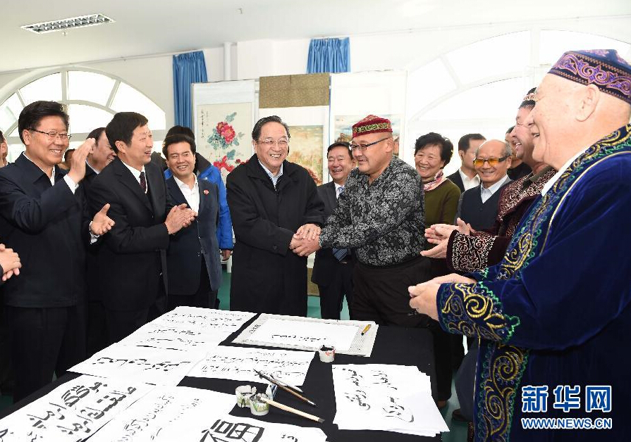 9月29日，中共中央政治局常委、全國政協(xié)主席、中央代表團(tuán)團(tuán)長俞正聲率中央代表團(tuán)部分成員赴阿勒泰地區(qū)看望各族干部群眾。這是俞正聲來到阿勒泰地區(qū)老年人活動(dòng)中心，觀看老同志書畫展，同老同志親切交談。新華社記者 高潔 攝