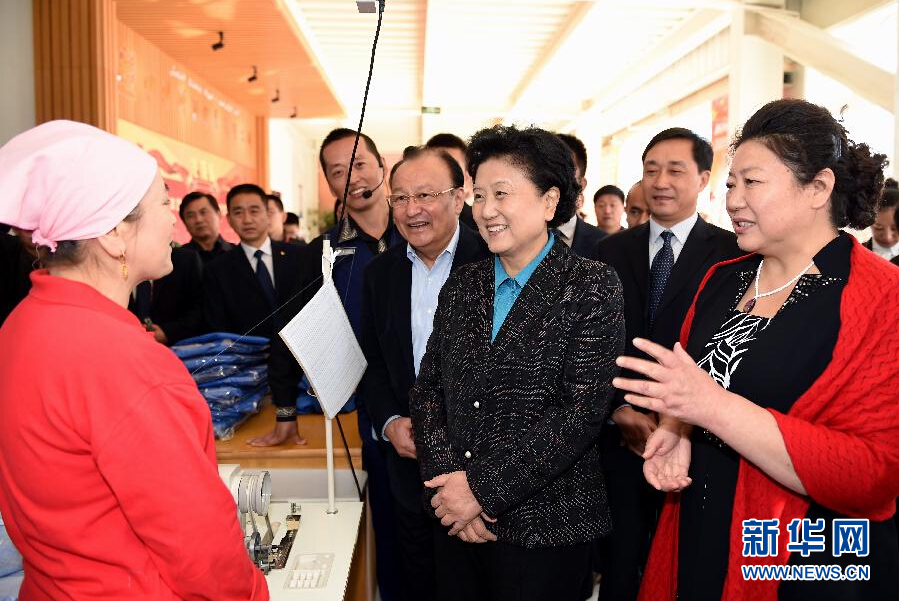 9月29日，中共中央政治局委員、國(guó)務(wù)院副總理、中央代表團(tuán)副團(tuán)長(zhǎng)劉延?xùn)|率中央代表團(tuán)分團(tuán)在伊犁哈薩克自治州看望慰問(wèn)各族干部群眾。這是劉延?xùn)|來(lái)到伊寧市坤漠服裝有限公司考察慰問(wèn)，與維吾爾族女工阿里雅&middot;克里木親切交談。新華社記者張領(lǐng)攝