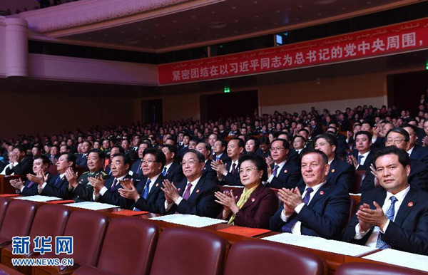     9月30日，慶祝新疆維吾爾自治區(qū)成立60周年文藝晚會(huì)《新疆禮贊》在新疆人民會(huì)堂精彩呈現(xiàn)。中共中央政治局常委、全國(guó)政協(xié)主席、中央代表團(tuán)團(tuán)長(zhǎng)俞正聲，與2000余名各族群眾代表一起觀看演出。新華社記者 饒愛民 攝