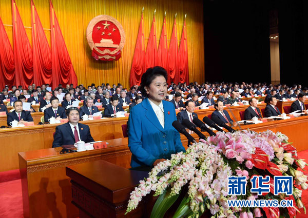 10月1日，慶祝中華人民共和國成立66周年暨新疆維吾爾自治區(qū)成立60周年大會(huì)在新疆人民會(huì)堂隆重舉行。這是中共中央政治局委員、國務(wù)院副總理、中央代表團(tuán)副團(tuán)長劉延?xùn)|宣讀中共中央、全國人大常委會(huì)、國務(wù)院、全國政協(xié)、中央軍委關(guān)于慶祝新疆維吾爾自治區(qū)成立60周年的賀電。新華社記者 饒愛民 攝 