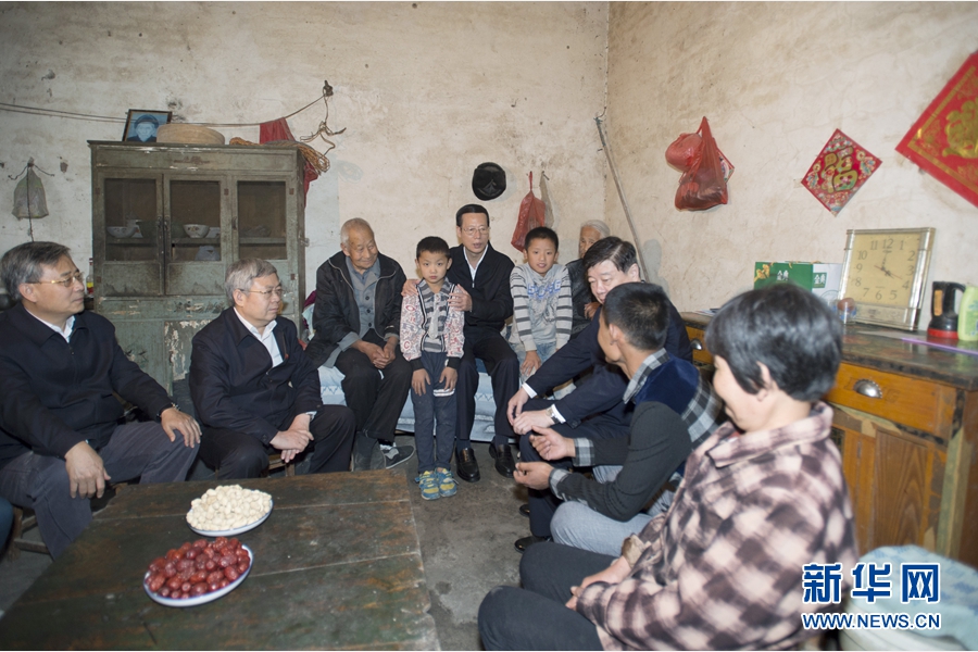 10月22日至23日，中共中央政治局常委、國(guó)務(wù)院副總理張高麗在山東調(diào)研扶貧工作情況。這是10月22日，張高麗在菏澤市巨野縣田莊鎮(zhèn)后屯村入戶看望生活困難村民。 新華社記者 王曄 攝