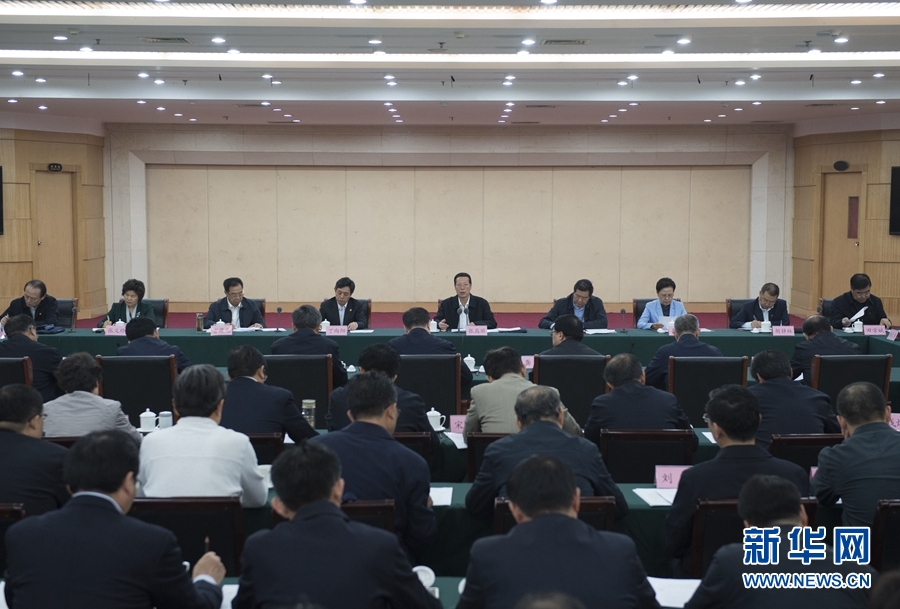 10月22日至23日，中共中央政治局常委、國(guó)務(wù)院副總理張高麗在山東調(diào)研扶貧工作情況。這是10月23日，張高麗在菏澤市主持召開扶貧工作座談會(huì)。 新華社記者 王曄 攝