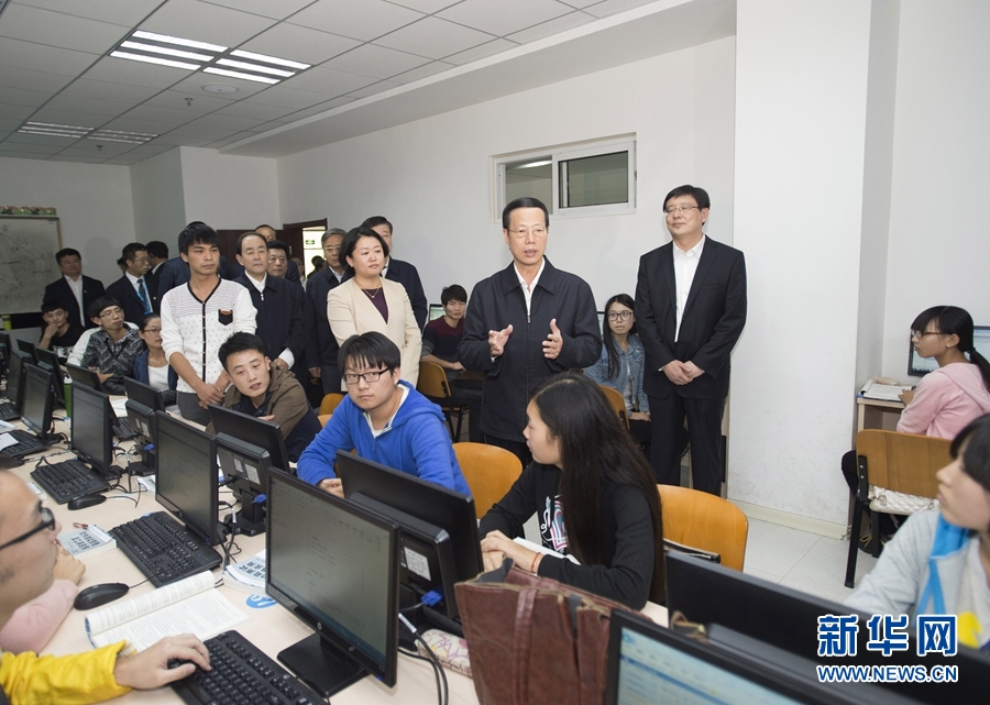 10月22日至23日，中共中央政治局常委、國(guó)務(wù)院副總理張高麗在山東調(diào)研扶貧工作情況。這是10月22日，張高麗在濟(jì)寧市惠普軟件人才實(shí)訓(xùn)基地調(diào)研教育培訓(xùn)脫貧有關(guān)情況。 新華社記者 王曄 攝