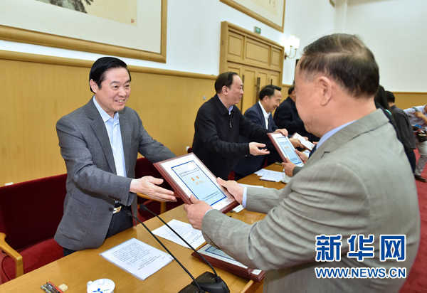 4月8日，中共中央政治局委員、中央書記處書記、中宣部部長劉奇葆在北京同講好中國故事專家學(xué)者、文化交流使者研討班學(xué)員座談。這是劉奇葆在座談會上向獲得講好中國故事文化交流使者稱號的代表頒發(fā)證書。新華社記者 李濤 攝