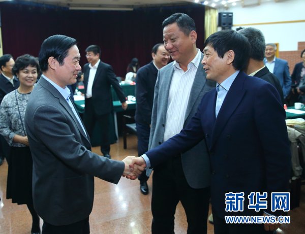 4月12日，中共中央政治局委員、中央書記處書記、中宣部部長劉奇葆在北京出席&ldquo;走向世界的中國兒童文學(xué)&rdquo;座談會并講話。這是座談會后，劉奇葆與國際安徒生獎獲得者、兒童文學(xué)作家曹文軒握手。新華社記者丁海濤攝