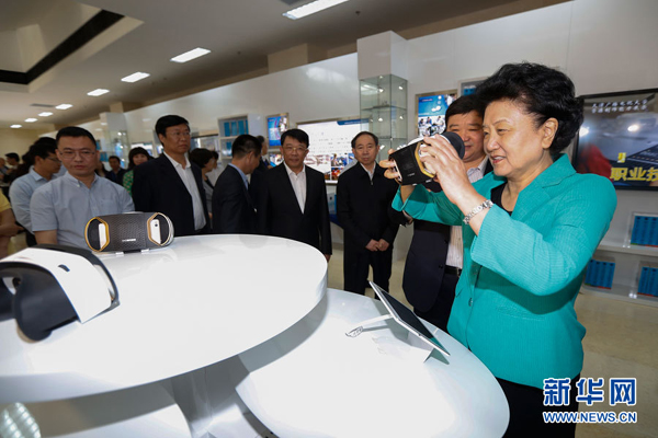 5月8日，中共中央政治局委員、國務院副總理劉延東在天津出席2016年職業(yè)教育活動周啟動儀式暨全國職業(yè)院校技能大賽開幕式。這是劉延東（右一）在天津廣播電視大學體驗區(qū)，通過全景VR設備體驗汽車修理培訓課程。新華社記者 沈伯韓攝