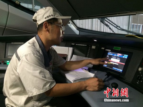 中車(chē)青島四方機(jī)車(chē)車(chē)輛股份有限公司高鐵調(diào)試高級(jí)技師周勇在演示調(diào)試過(guò)程。中新網(wǎng) 邱宇 攝