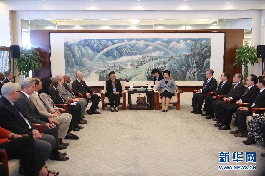 9月28日，國際醫(yī)學科學院組織2016年全體成員大會在北京舉行。國務(wù)院副總理劉延?xùn)|出席會議并作主旨報告。會前，劉延?xùn)|集體會見出席大會的主要嘉賓。新華社記者劉衛(wèi)兵攝 