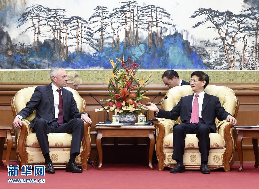 11月25日，中共中央政治局委員、中央政法委書記孟建柱在北京會見白俄羅斯總統(tǒng)辦公廳副主任米茨克維奇。 新華社記者燕雁攝 