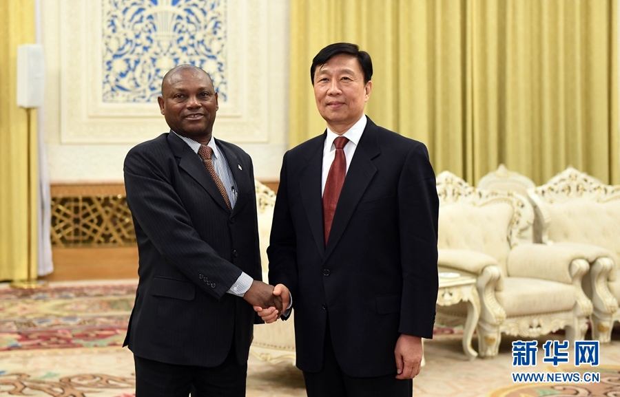 12月26日，國(guó)家副主席李源潮在北京會(huì)見(jiàn)圣多美和普林西比外交和海外僑民部部長(zhǎng)博特略。 新華社記者 張鐸 攝