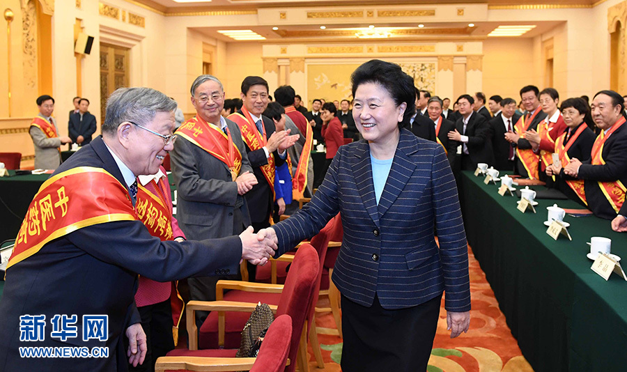 12月29日，中共中央政治局委員、國務(wù)院副總理劉延?xùn)|在北京與中醫(yī)藥高等學(xué)校教學(xué)名師座談。這是座談會(huì)前，劉延?xùn)|與獲得表彰的教師握手。新華社記者 張鐸 攝