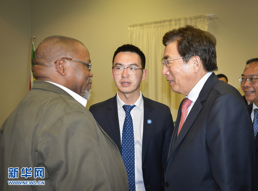 3月26日，中共中央政治局委員、北京市委書記郭金龍（前右）在南非約翰內(nèi)斯堡與執(zhí)政的南非非洲人國民大會總書記曼塔謝（前左）舉行工作會談。  新華社記者趙熙攝