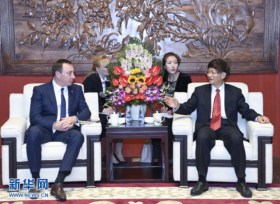 4月10日，中共中央政治局委員、中央政法委書記、中白政府間合作委員會(huì)中方主席孟建柱在北京會(huì)見白俄羅斯總統(tǒng)辦公廳副主任、中白政府間合作委員會(huì)白方主席斯諾普科夫。新華社記者 張領(lǐng) 攝