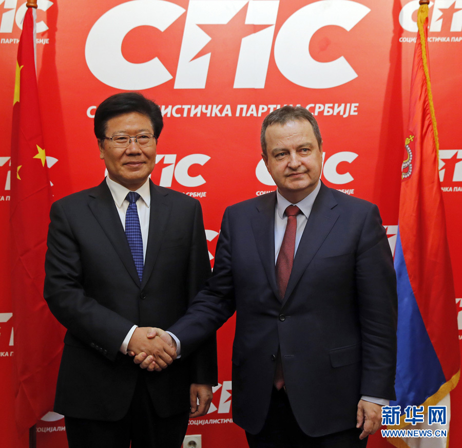 4月13日，中共中央政治局委員、中央黨的建設(shè)工作領(lǐng)導(dǎo)小組副組長張春賢（左）在塞爾維亞貝爾格萊德會見塞社會黨主席、政府第一副總理兼外長達契奇。新華社發(fā)（普雷德拉格&middot;米洛薩夫列維奇攝）