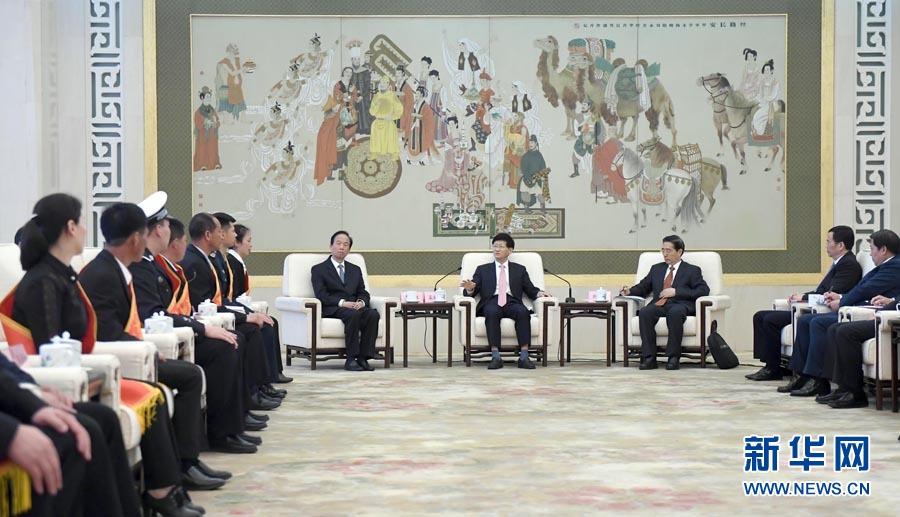 4月24日，第十三屆全國(guó)見義勇為英雄模范表彰大會(huì)在北京人民大會(huì)堂召開。會(huì)前，中共中央政治局委員、中央政法委書記孟建柱與見義勇為英雄模范及家屬代表座談。國(guó)務(wù)委員、公安部部長(zhǎng)郭聲琨出席座談會(huì)并在表彰大會(huì)上講話。新華社記者 張鐸 攝