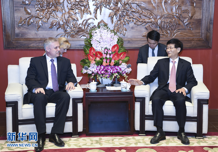 4月26日，中共中央政治局委員、中央政法委書記孟建柱在北京會(huì)見(jiàn)白俄羅斯安全會(huì)議國(guó)務(wù)秘書扎西。 新華社記者 張領(lǐng) 攝