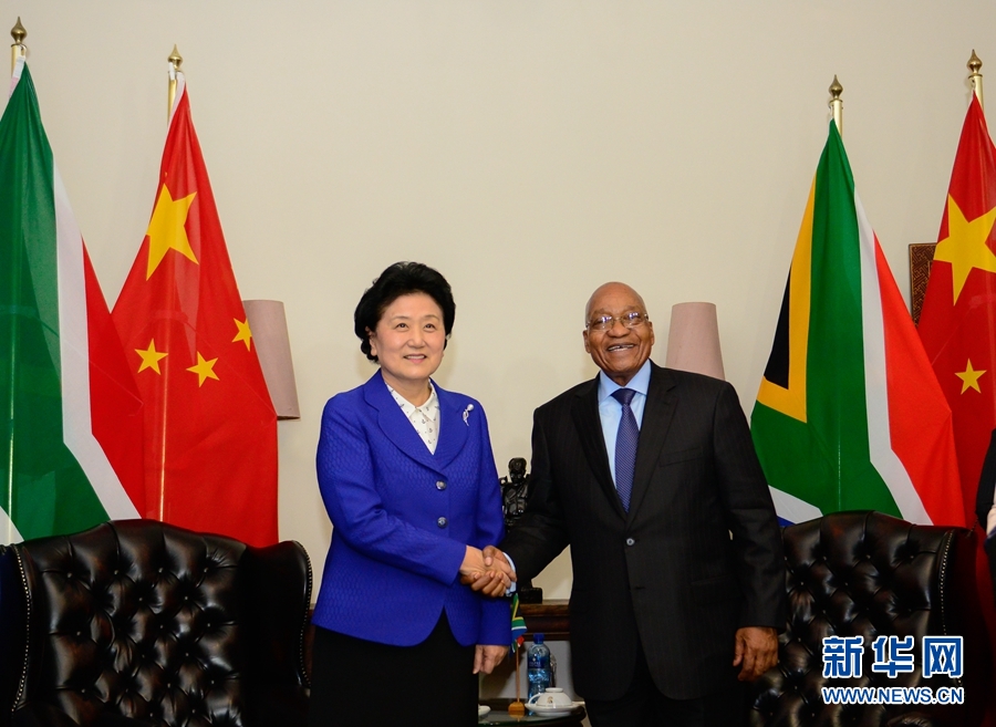 4月25日，南非總統(tǒng)祖馬（右）在比勒陀利亞總統(tǒng)官邸會見正在對南非進行正式訪問并出席中南高級別人文交流機制首次會議的中國國務(wù)院副總理劉延?xùn)|。 新華社記者 翟健嵐 攝